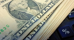 الدولار يتراجع أمام 