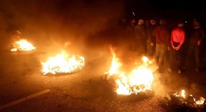 متظاهرون يحاولون تحط