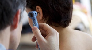 الطنين في الأذن علام