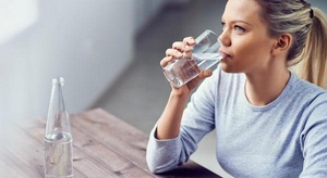 مضار شرب الماء.. تعر