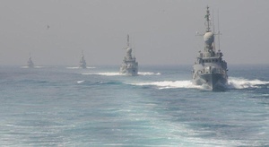 سفينة مدافع  تتحرك س